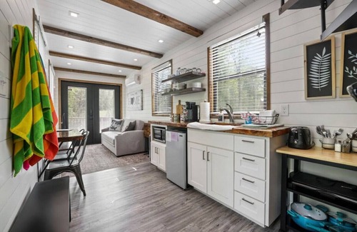 Logan Apartamento | Hiltop Haven: The Trifecta
