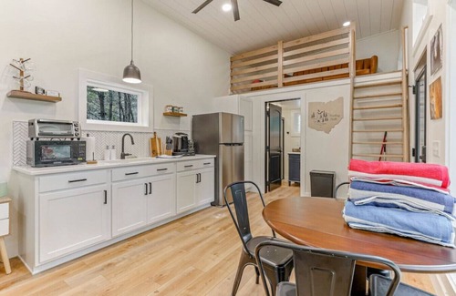 Logan Apartamento | Hiltop Haven: The Trifecta