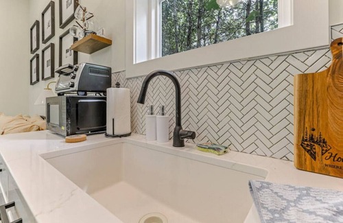 Logan Apartamento | Hiltop Haven: The Trifecta