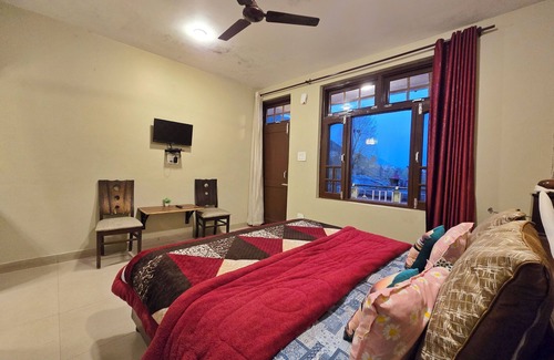 Naddi Cama Y Desayuno | Himalayan Horizon and Cafe