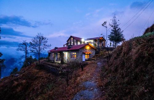 Almora Casa | Himalayan Paradise, Boutique room w Binsar view by Roamhome