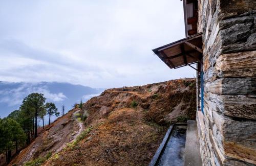 Almora Casa | Himalayan Paradise, Boutique room w Binsar view by Roamhome