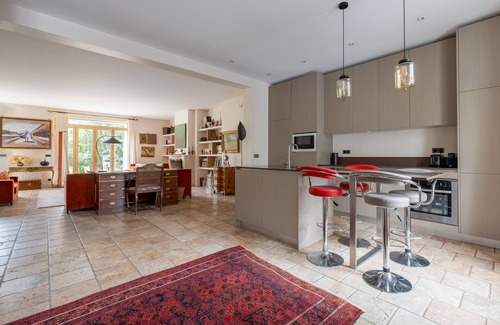 Parchamp–Albert Kahn Apartamento | Hint of the Exotic, by Veeve