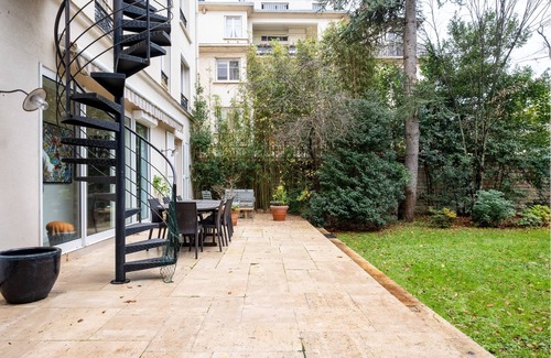 Parchamp–Albert Kahn Apartamento | Hint of the Exotic, by Veeve
