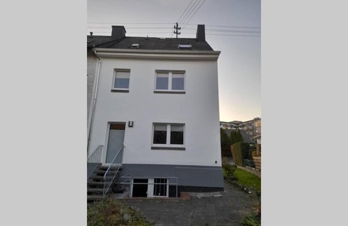 Mayen Casa | Hinter Burg, Haus mit Garten