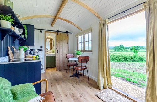 Sherborne Cabina | Hintock, a bespoke shepherds hut offering the magnificent view and outdoor bath