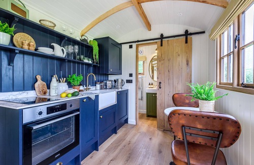 Sherborne Cabina | Hintock, a bespoke shepherds hut offering the magnificent view and outdoor bath
