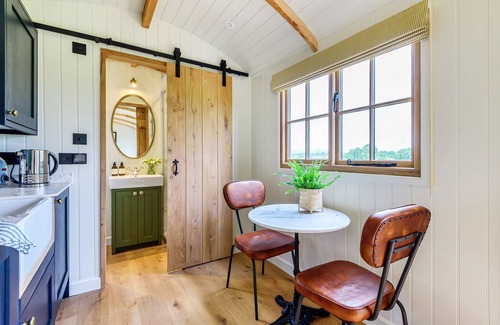 Sherborne Cabina | Hintock, a bespoke shepherds hut offering the magnificent view and outdoor bath