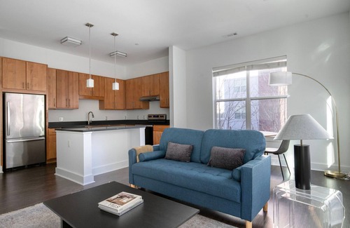 Cambridge Apartamento | Hip Alewife 2BR w/ Gym & W/D, nr Red Line, by Blueground