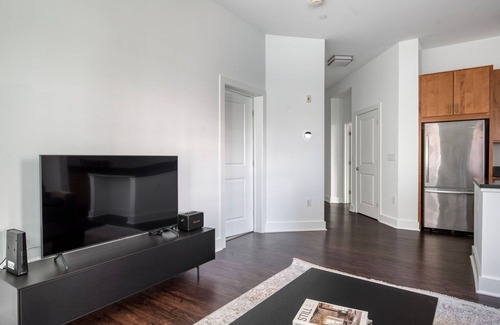 Cambridge Apartamento | Hip Alewife 2BR w/ Gym & W/D, nr Red Line, by Blueground