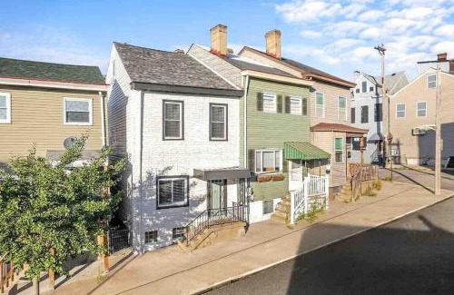 Lawrenceville Casa | Hip and Bright Lawerenceville 2 Bed Easy Parking