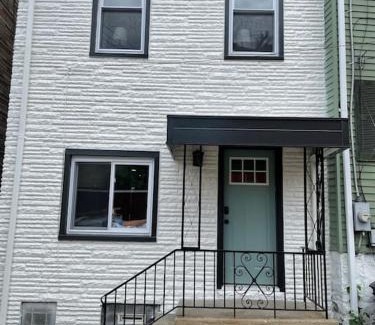 Lawrenceville Casa | Hip and Bright Lawerenceville 2 Bed Easy Parking