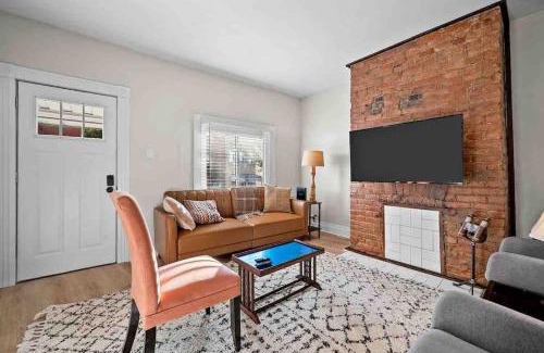 Lawrenceville Casa | Hip and Bright Lawerenceville 2 Bed Easy Parking