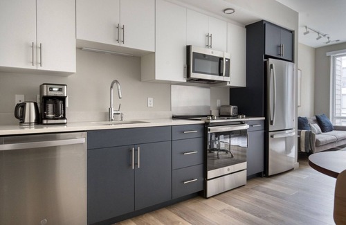 Boston Apartamento | Hip Brighton Jr 1BR w/ Gym & In-Unit W/D, on the River, by Blueground