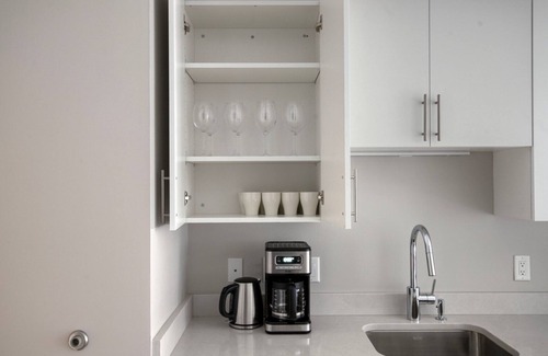Boston Apartamento | Hip Brighton Jr 1BR w/ Gym & In-Unit W/D, on the River, by Blueground