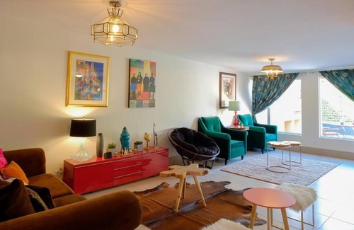 Ensenada Apartamento | Hip Casa Beatles in downtown Gated Parking