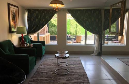 Ensenada Apartamento | Hip Casa Beatles in downtown Gated Parking