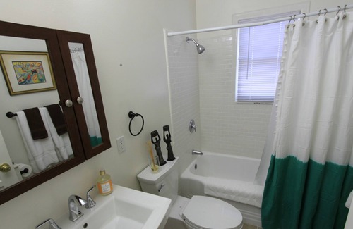 Altadena Casa | ENCANTO DE CADERA Y CONFORT EN ALTADENA (adyacente a Pasadena)