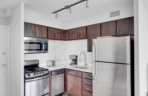 Edgewater Beach Apartamento | Hip Edgewater Studio w/ Gym, Deck & Lounge, 5 blocks to L, by Blueground