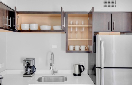 Edgewater Beach Apartamento | Hip Edgewater Studio w/ Gym, Deck & Lounge, 5 blocks to L, by Blueground
