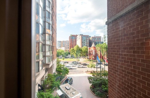 Chinatown Apartamento | Hip Mt Vernon 1BR w/ Gym + W/D + Rooftop, near 14th Street, by Blueground