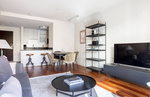 West End Apartamento | Hip North Station 2BR w/ W/D, Terrace & Gym, nr TD Garden, by Blueground