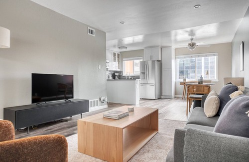 Central San Mateo Apartamento | Hip San Mateo 1BR w/ Pool & W/D, easy access to 101, by Blueground