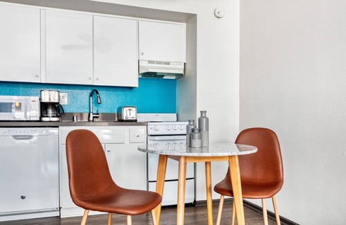 Studio City Apartamento | Hip Studio City Studio w/ Gym, Pool & W/D, near TJ & WF, by Blueground