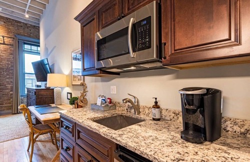 West Dundee Apartamento | Hip Urban Loft-Small Town Charm -124 LOFTS #1