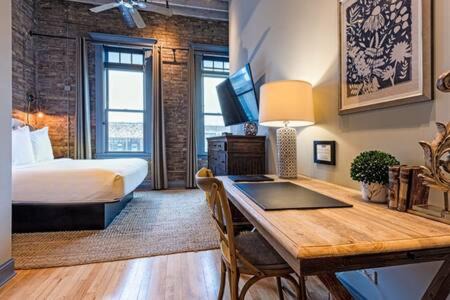 West Dundee Apartamento | Hip Urban Loft - Small Town Charm - 124 LOFTS #1