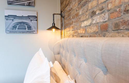 West Dundee Apartamento | Hip Urban Loft - Small Town Charm - 124 LOFTS #1
