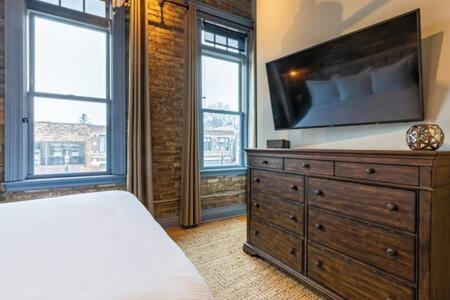 West Dundee Apartamento | Hip Urban Loft - Small Town Charm - 124 LOFTS #1