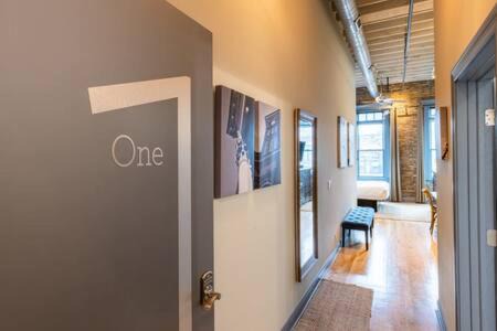 West Dundee Apartamento | Hip Urban Loft - Small Town Charm - 124 LOFTS #1