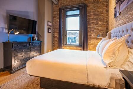 West Dundee Apartamento | Hip Urban Loft-Small Town Charm-124 LOFTS #2