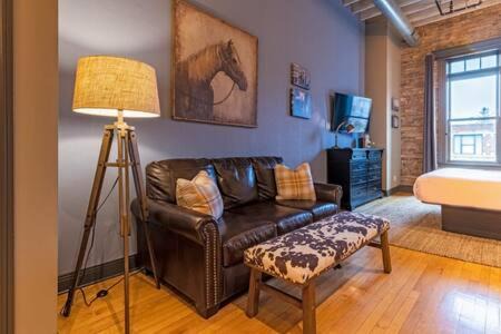 West Dundee Apartamento | Hip Urban Loft-Small Town Charm-124 LOFTS #2