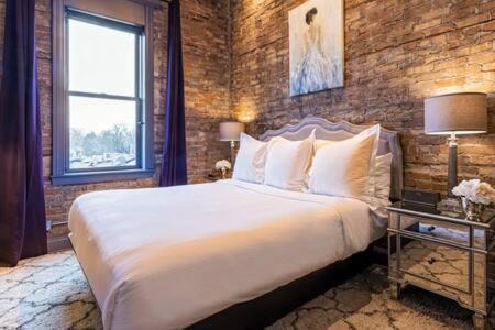 West Dundee Apartamento | Hip Urban Loft - Small Town Charm -124 LOFTS #3