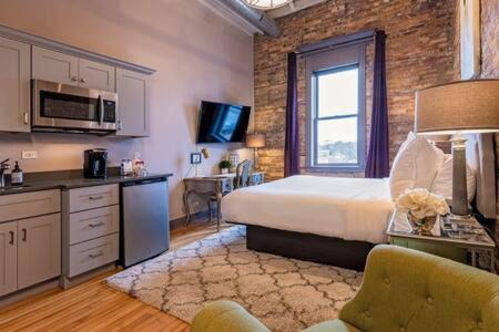 West Dundee Apartamento | Hip Urban Loft - Small Town Charm -124 LOFTS #3