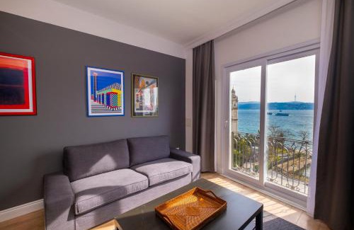 Kabatas Apartamento | Hip Waterfront Apt with a Striking View