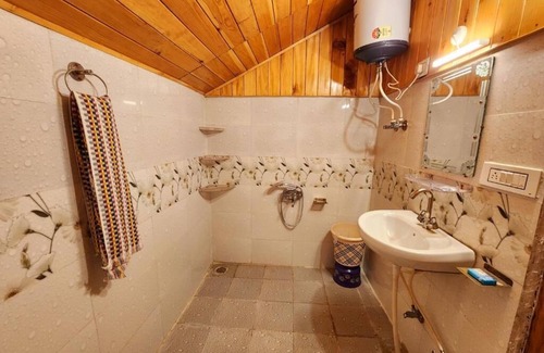 Banjar Apartamento | Hipostel Laida King Room with Mountain View