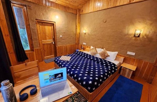 Banjar Apartamento | Hipostel Laida King Room with Mountain View