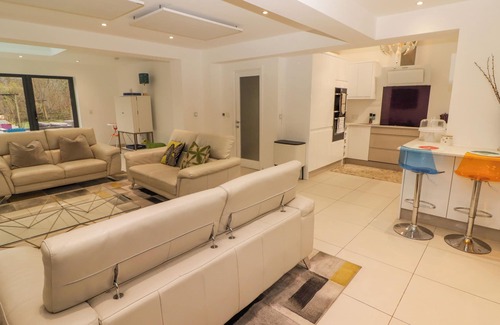 Merthyr Tydfil Cabaña | HIRAETH, pet friendly, with hot tub in Cefn-Coed-Y-Cymmer