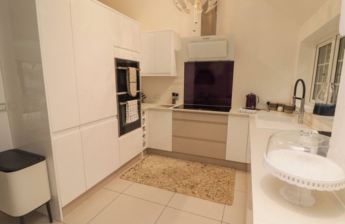 Merthyr Tydfil Cabaña | HIRAETH, pet friendly, with hot tub in Cefn-Coed-Y-Cymmer