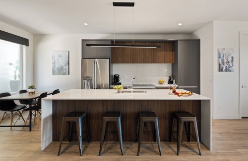 Security Acres Casa | HiRise-Modern Condo-Hot Tub-Heart of Old Town