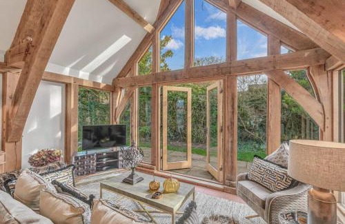 Chipping Campden Casa | Hiron's Piece and Honeysuckle Cottage - Hot Tub Packages Available