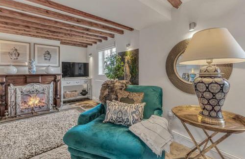Chipping Campden Casa | Hiron's Piece and Honeysuckle Cottage - Hot Tub Packages Available