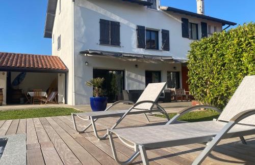 Biarritz Villa | Hiru Alabak - Maison à Biarritz, piscine, jardin, 8 personnes