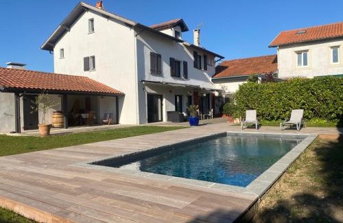 Biarritz Villa | Hiru Alabak - Maison à Biarritz, piscine, jardin, 8 personnes