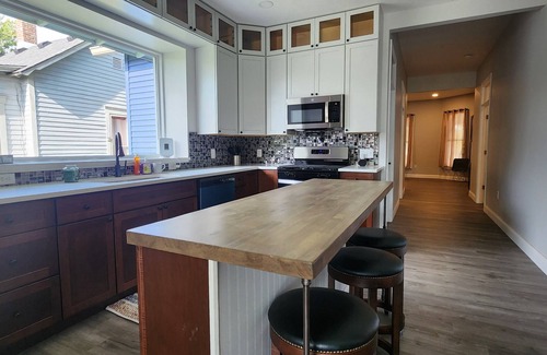 Columbus Casa | His or hers downtown retreat, walk to restaurants & entertainment