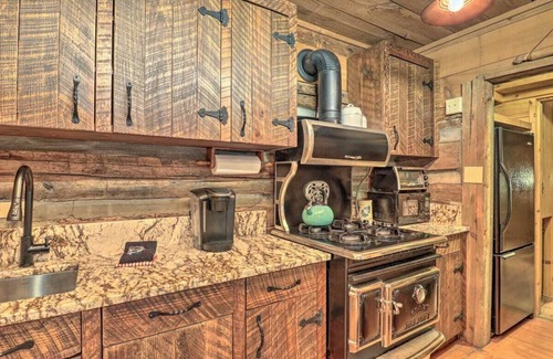 Balsam Cabina | Historic 1850s Log Cabin: Enjoy the holiday season in the Smokies. ❄️☃️❄️