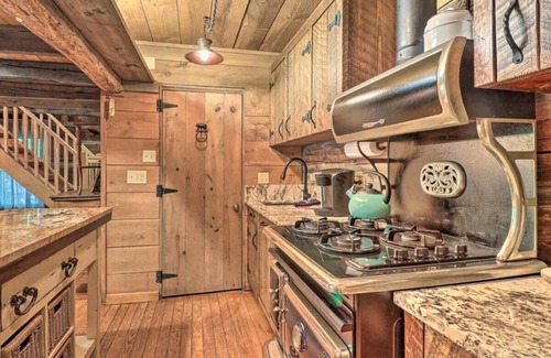 Balsam Cabina | Historic 1850s Log Cabin: Enjoy the holiday season in the Smokies. ❄️☃️❄️